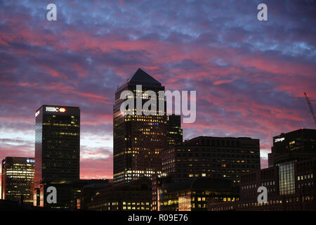 Londra, Regno Unito. Il 3 novembre 2018. I Mattinieri a Londra questa mattina sono stati trattati per un meraviglioso rosso tramonto sull'luccicanti blocchi a torre a Canary Wharf. Credito: Nigel Bowles/Alamy Live News Foto Stock