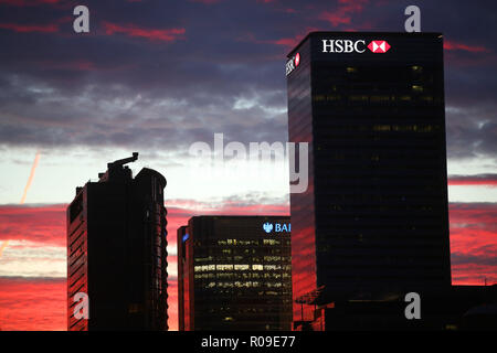 Londra, Regno Unito. Il 3 novembre 2018. I Mattinieri a Londra questa mattina sono stati trattati per un meraviglioso rosso tramonto sull'luccicanti blocchi a torre a Canary Wharf. Credito: Nigel Bowles/Alamy Live News Foto Stock