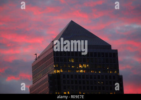 Londra, Regno Unito. Il 3 novembre 2018. I Mattinieri a Londra questa mattina sono stati trattati per un meraviglioso rosso tramonto sull'luccicanti blocchi a torre a Canary Wharf. Credito: Nigel Bowles/Alamy Live News Foto Stock