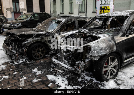 Berlino, Germania. 03 Nov, 2018. Bruciata auto sono in piedi la Naunynstraße a Kreuzberg. In base alle informazioni precedenti, una Porsche Cayenne (r) bruciato alle ore 6.30. Due veicoli parcheggiati accanto ad essa sono state danneggiate dalle fiamme. Un incendio di polizia il commissario ha assunto l'inchiesta. Credito: Paolo Zinken/dpa/Alamy Live News Foto Stock