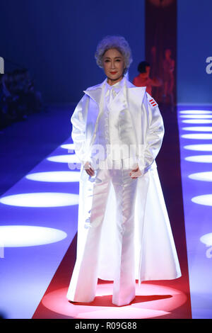 Pechino, Cina. 3 Novembre, 2018. Pechino, Cina-Hu Sheguang rilascia le sue ultime creazioni in Cina durante la settimana della moda Primavera/Estate 2019 a Pechino, in Cina. Credito: SIPA Asia/ZUMA filo/Alamy Live News Foto Stock