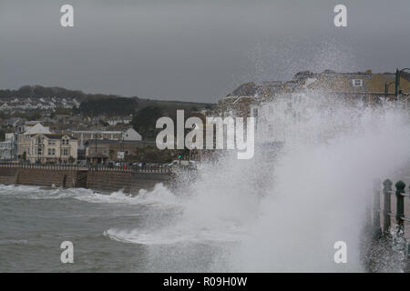 Penzance, Cornwall, Regno Unito. Il 3 novembre 2018. Regno Unito Meteo. I venti di avvicinamento 50mph e onde che si infrangono sulla fronte mare a Penzance come uragano Oscar si avvicina al Regno Unito. Credito: Simon Maycock/Alamy Live News Foto Stock