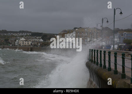 Penzance, Cornwall, Regno Unito. Il 3 novembre 2018. Regno Unito Meteo. I venti di avvicinamento 50mph e onde che si infrangono sulla fronte mare a Penzance come uragano Oscar si avvicina al Regno Unito. Credito: Simon Maycock/Alamy Live News Foto Stock