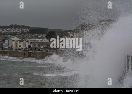 Penzance, Cornwall, Regno Unito. Il 3 novembre 2018. Regno Unito Meteo. I venti di avvicinamento 50mph e onde che si infrangono sulla fronte mare a Penzance come uragano Oscar si avvicina al Regno Unito. Credito: Simon Maycock/Alamy Live News Foto Stock