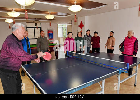 Wuyishan, la Cina della provincia del Fujian. 1 Nov, 2018. Gli anziani giocare a ping-pong al benessere sociale centro nella città di Wuyishan, a sud-est della Cina di provincia del Fujian, su nov. 1, 2018. In questi ultimi anni, Wuyishan ha esplorato le modalità di supporto per gli anziani nelle aree montane. A prescindere dalle strutture di perfezionamento, premurosi servizi erano forniti anche per garantire un ambiente sano per la loro vita felice. Credito: Zhang Guojun/Xinhua/Alamy Live News Foto Stock