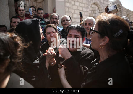 Nuovo Minya, Egitto. 03 Nov, 2018. Una donna si addolora presso la Chiesa Copta tombe durante i funerali delle vittime che sono stati uccisi durante un attacco di pistola su un autobus che trasportava i cristiani copti al San Samuele Monastero un giorno precedente. Il cosiddetto Stato islamico (SI) gruppo di terrore ha assunto la responsabilità per l'attacco in cui almeno sette persone sono state uccise. Credito: Gehad Hamdy/dpa/Alamy Live News Foto Stock