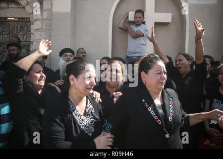 Nuovo Minya, Egitto. 03 Nov, 2018. Le donne piangono presso la Chiesa Copta tombe durante i funerali delle vittime che sono stati uccisi durante un attacco di pistola su un autobus che trasportava i cristiani copti al San Samuele Monastero un giorno precedente. Il cosiddetto Stato islamico (SI) gruppo di terrore ha assunto la responsabilità per l'attacco in cui almeno sette persone sono state uccise. Credito: Gehad Hamdy/dpa/Alamy Live News Foto Stock