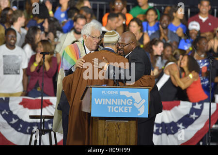 Miami, Florida, Stati Uniti d'America. 02Nov, 2018. Locale Leader interconfessionale Imam Wilfredo Alex, il Rabbino Mark Winer e Rev. Deandre Poole si riuniscono per pregare davanti a una campagna rally con ex U.S. Il presidente Barack Obama presidente Barack Obama per la campagna democratica della Florida gubernatorial nominee Andrew Gillum e il senatore Bill Nelson (D-FL) a un rally per la Florida leader candidati democratici al Palazzo del Ghiaccio di film su 02 Novembre 2018 a Miami in Florida. Il senatore Nelson (D-F1) e candidato Andrew Gillum sono in stretto gare contro i loro oppositori repubblicana. Credito: Mpi10/media/punzone Alamy Live News Foto Stock