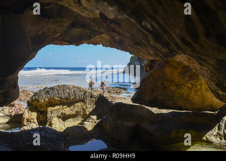 Alofi, Niue. 2° Nov, 2018. I turisti a piedi dalla grotta Avaiki, Niue, su nov. 2, 2018. Niue, di cui all 'rock', è una delle più grandi isole coralline del pianeta con scogliere a picco sul mare, grotte interessanti e baratri che brulicano di vita marina. I visitatori possono godersi snorkelling, immersioni e whale watching trips. Credito: Guo Lei/Xinhua/Alamy Live News Foto Stock