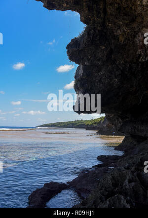 Alofi. 2° Nov, 2018. Foto scattata il 9 novembre 2, 2018 mostra la vista della grotta Palaha in Niue. Niue, di cui all 'rock', è una delle più grandi isole coralline del pianeta con scogliere a picco sul mare, grotte interessanti e baratri che brulicano di vita marina. I visitatori possono godersi snorkelling, immersioni e whale watching trips. Credito: Guo Lei/Xinhua/Alamy Live News Foto Stock