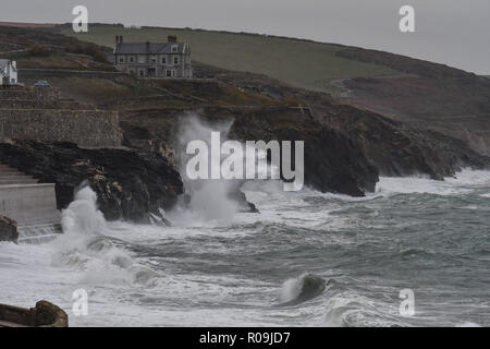 Porthleven, Cornwall, Regno Unito. 3 Novembre, 2018. Regno Unito Meteo. Venti forti e onde pastella la costa a Porthleven come tempesta Oscar colpisce la UK Credit: Simon Maycock/Alamy Live News Foto Stock