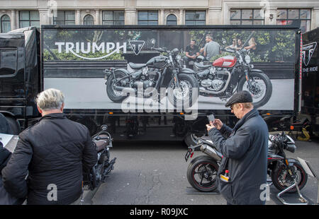 Regent Street, Londra, Regno Unito. 3 Novembre, 2018. L'Illinois Route 66 Regent Street Motor Show si apre a Londra il premier west end via commerciale pedonale per il giorno per ospitare una grande varietà di storico, classico e iconico cars - tra cui il veterano le auto che prenderanno parte all'annuale Londra a Brighton Auto run il 4 novembre. Credito: Malcolm Park/Alamy Live News. Foto Stock