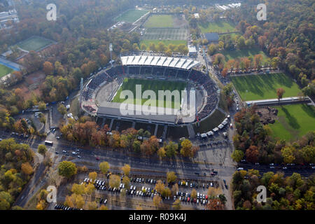 Karlsruhe, Deutschland. Il 22 settembre, 2018. Oggi è l'ultimo gioco nella vecchia Wildparkstadion. La nuova costruzione dello stadio inizia il 05.11.2018. GES/calcio/foto aeree Ultima Partita a KSC Wildparkstadion, KSC - Wuerzbueger kicker, 03.11.2018 Calcetto: 3 lega: veduta aerea di Karlsruhe Stadium/Wildpark Stadium, Karlsruhe, Novembre 03, 2018 | Utilizzo di credito in tutto il mondo: dpa/Alamy Live News Foto Stock