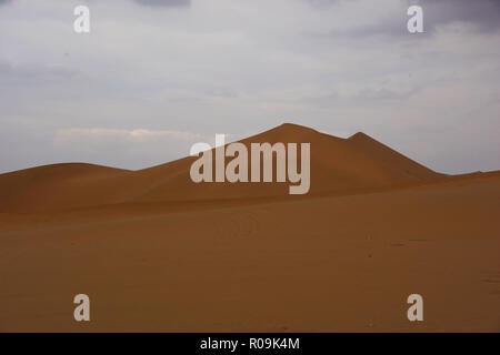 Araxan. Xviii oct, 2018. Foto realizzata il 18 ottobre 2018 mostra una scena di Badain Jaran deserto, la Cina è il terzo più grande deserto, nel nord della Cina di Mongolia Interna Regione Autonoma. Credito: Li Renhu/Xinhua/Alamy Live News Foto Stock