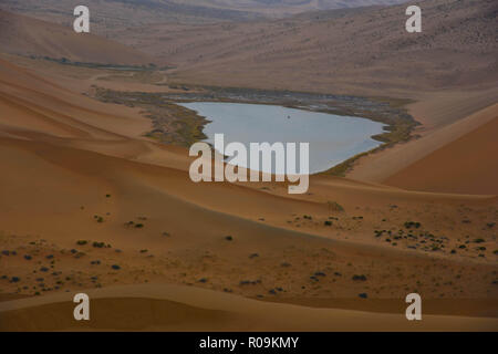 Araxan. Xviii oct, 2018. Foto realizzata il 18 ottobre 2018 illustra un lago in Badain Jaran deserto, la Cina è il terzo più grande deserto, nel nord della Cina di Mongolia Interna Regione Autonoma. Credito: Li Renhu/Xinhua/Alamy Live News Foto Stock