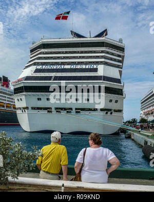 Nassau, New Providence, Bahamas. 16 gen 2009. In appoggio un turista giovane visualizzare il destino di carnevale ormeggiata nel porto di Nassau, capitale delle Bahamas, e una famosa nave da crociera destinazione. Credito: Arnold Drapkin/ZUMA filo/Alamy Live News Foto Stock