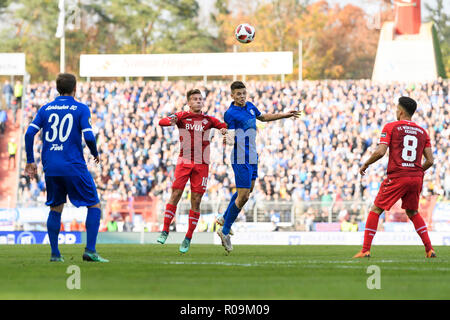 Marvin Wanitzek (KSC) nei duelli con Simon Skarlatidis (Kickers Wurzburg). GES/calcio/3 lega: Karlsruher SC - Kicker Wurzburg, 03.11.2018 - Ultima partita nel vecchio Wildparkstadion. Calcetto: 3. League: Karlsruhe vs Wuerzburg, Karlsruhe, 3 Novembre 2018 | Utilizzo di tutto il mondo Foto Stock