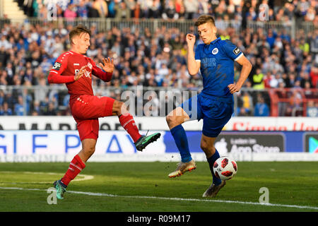 Marvin Wanitzek (KSC) nei duelli con Simon Skarlatidis (Kickers Wurzburg). GES/calcio/3 lega: Karlsruher SC - Kicker Wurzburg, 03.11.2018 - Ultima partita nel vecchio Wildparkstadion. Calcetto: 3. League: Karlsruhe vs Wuerzburg, Karlsruhe, 3 Novembre 2018 | Utilizzo di tutto il mondo Foto Stock