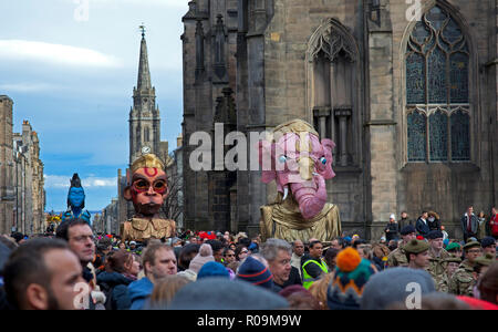 Edimburgo, Scozia, Regno Unito, 3 nov. 2018. Il Royal Mile e il Tumulo di Edimburgo, Diwali è celebrato con un libero, giorno lungo festival colorati che inizia con una parata a 2pm da fuori città Camere sul Royal Mile fino a Castle Street Diwali è un corso di cinque giorni del festival delle luci, celebrata da milioni di indù e sikh e giainisti in tutto il mondo. I fantocci sono Rama, Ganesh e Hanuman. Foto Stock