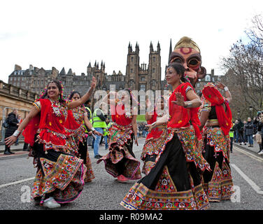 Edimburgo, Scozia, Regno Unito, 3 nov. 2018. Il Royal Mile e il Tumulo di Edimburgo, Diwali è celebrato con un libero, giorno lungo festival colorati che inizia con una parata a 2pm da fuori città Camere sul Royal Mile fino a Castle Street Diwali è un corso di cinque giorni del festival delle luci, celebrata da milioni di indù e sikh e giainisti in tutto il mondo. I fantocci sono Rama, Ganesh e Hanuman. Foto Stock