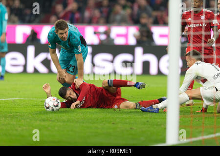 Monaco di Baviera, Deutschland. 03 Nov, 2018. Robert Lewandowski (FCB) nei duelli con Dominique Heintz (SC Freiburg). A destra il portiere Alexander Schwolow (SC Freiburg) GES/Soccer/Prima Bundesliga: Bayern Munich - SC Freiburg, 03.11.2018 Calcetto: 1° Campionato: Bayern Munich vs SC Freiburg, Monaco di Baviera, Novembre 03, 2018 | Utilizzo di credito in tutto il mondo: dpa/Alamy Live News Foto Stock