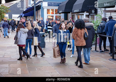 Il Villaggio di Bicester, 3 novembre 2018. Meteo freddo e secco per gli acquirenti di alcuni arrivare presto per il Natale a Bicester Village outlet shopping center nella periferia di Bicester in Oxfordshire, Inghilterra. La maggior parte dei suoi negozi sono in beni di lusso e progettista abbigliamento. Credito: Keith J Smith./Alamy Live News Foto Stock