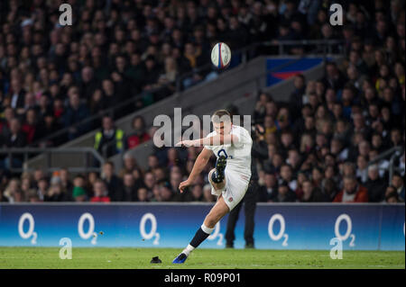 Londra, Regno Unito. 03 Nov, 2018. Twickenham, Regno Unito, Sabato, 3 novembre 2018, RFU Rugby Stadium, Inghilterra, Owen Farrell, calci una pena, durante il Quilter, Autunno internazionale, Inghilterra vs Sud Africa, Credito: Pietro SPURRIER/Alamy Live News Foto Stock