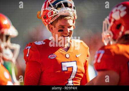 Clemson, South Carolina, Stati Uniti d'America. 03 Nov, 2018. Clemson Tigers quarterback Chase Brice (7) prima della NCAA college football gioco tra Louisville e Clemson sabato 3 novembre 2018 presso il Memorial Stadium di Clemson, SC. Giacobbe Kupferman/CSM Credito: Cal Sport Media/Alamy Live News Foto Stock