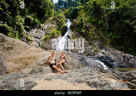 Giovane turista giovane su Huai a cascata in Khao Phnom Bencha Krabi Thailandia meridionale. Paesaggio nella foresta pluviale reale preso nella splendida riserva in modo Foto Stock