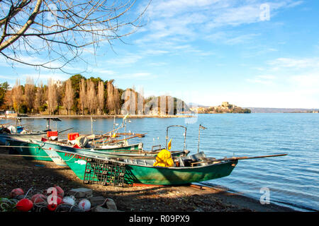 Vista dei pescatori burg di Marta sul lago di Bolsena, Lazio, Italia Foto Stock