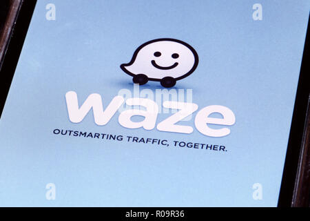 Waze impedendo il traffico insieme il GPS in-car navigation sat-nav app in esecuzione su un iphone Foto Stock