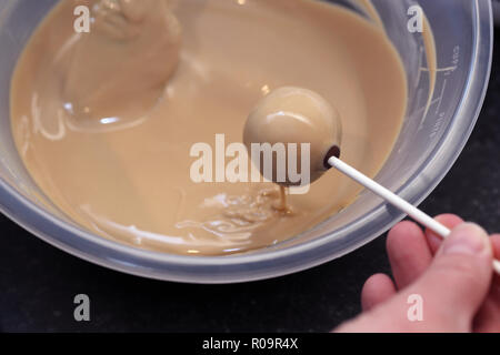 Torta rendendo pop. Rivestimento pops torta al cioccolato. Foto Stock