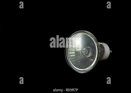 Lampadina alogena di GU10 tipo su uno sfondo nero con ampio spazio di copia Foto Stock