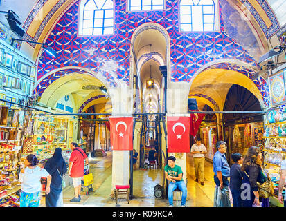 I cittadini e i turisti a passaggi del Kapali Carsi, il Grand Bazaar di Istanbul, Turchia. Foto Stock