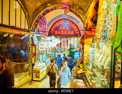 I cittadini a passaggi del Kapali Carsi, il Grand Bazaar di Istanbul, Turchia. Foto Stock
