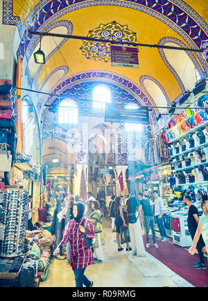 I cittadini e i turisti a passaggi del Kapali Carsi, il Grand Bazaar di Istanbul, Turchia. Foto Stock