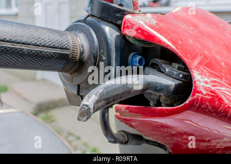 Close up motocicletta la frizione e il freno della parte. Impugnatura di scooter. Foto Stock