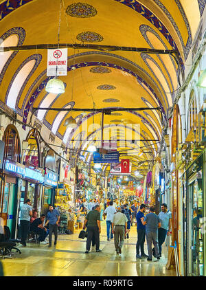 I cittadini a passaggi del Kapali Carsi, il Grand Bazaar di Istanbul, Turchia. Foto Stock