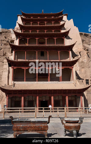 Dunhuang, Cina - 8 Agosto 2012: turisti all'ingresso delle grotte di Mogao vicino la città di Dunhuang, nella provincia di Gansu, Cina. Foto Stock