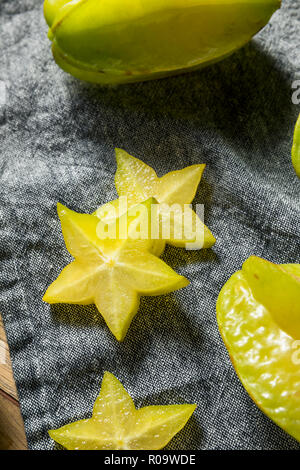 Sana giallo grezzo Starfruit pronto a mangiare Foto Stock