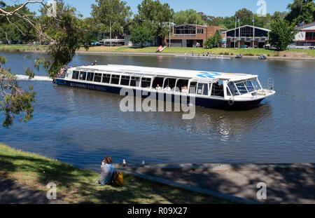 Gita in barca sul mobile sul fiume Yarra con storico boathouses canottaggio sul greto del fiume in giardini Alexandra, Melbourne, Victoria, Australia Foto Stock