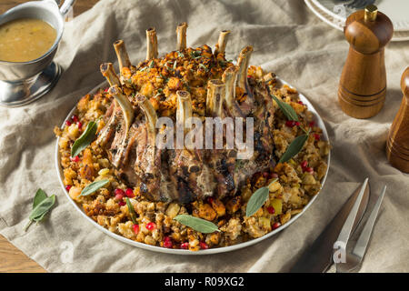 In casa vacanza Corona di arrosto di maiale con ripieno e il sugo di carne Foto Stock