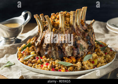 In casa vacanza Corona di arrosto di maiale con ripieno e il sugo di carne Foto Stock