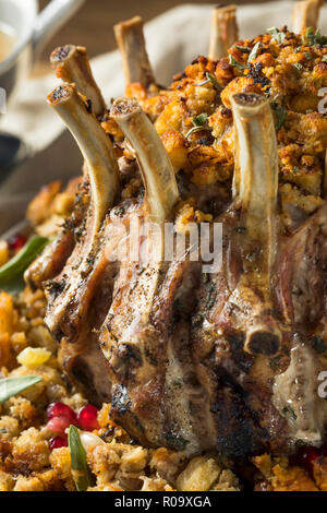 In casa vacanza Corona di arrosto di maiale con ripieno e il sugo di carne Foto Stock