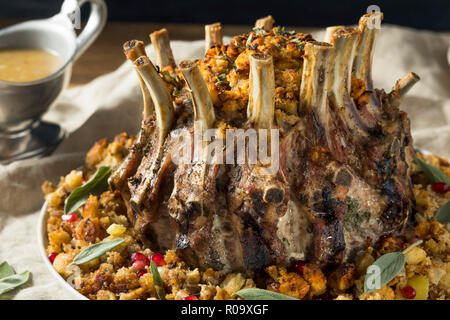 In casa vacanza Corona di arrosto di maiale con ripieno e il sugo di carne Foto Stock