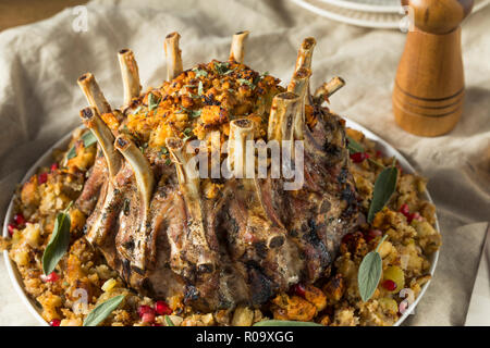 In casa vacanza Corona di arrosto di maiale con ripieno e il sugo di carne Foto Stock