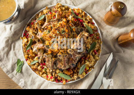 In casa vacanza Corona di arrosto di maiale con ripieno e il sugo di carne Foto Stock