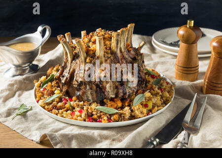 In casa vacanza Corona di arrosto di maiale con ripieno e il sugo di carne Foto Stock