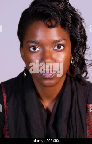 Giovane donna bella donna con espressione normale Foto Stock