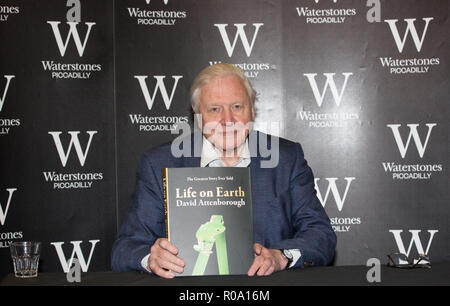 Sir David Attenborough assiste photocall prima di firmare le copie del quarantesimo anniversario edizione della vita sulla terra con: Sir David Attenborough dove: Londra, Regno Unito quando: 02 Ott 2018 Credit: Phil Lewis/WENN.com Foto Stock